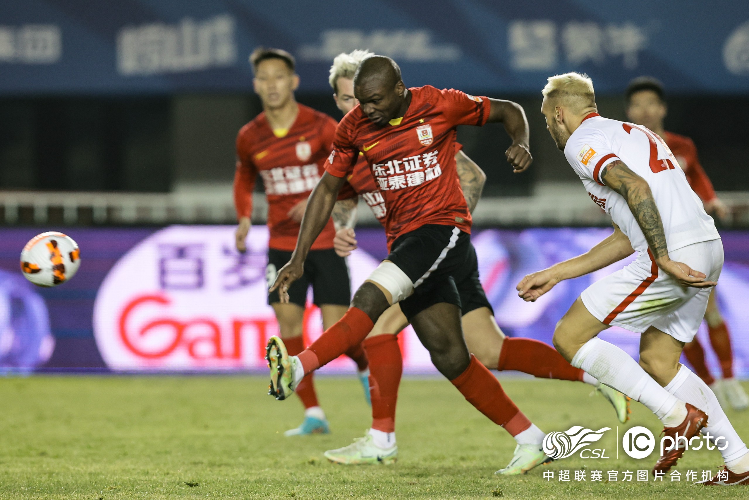 江南体育平台-乌迪内斯主场告捷，顽强拼搏取得胜利