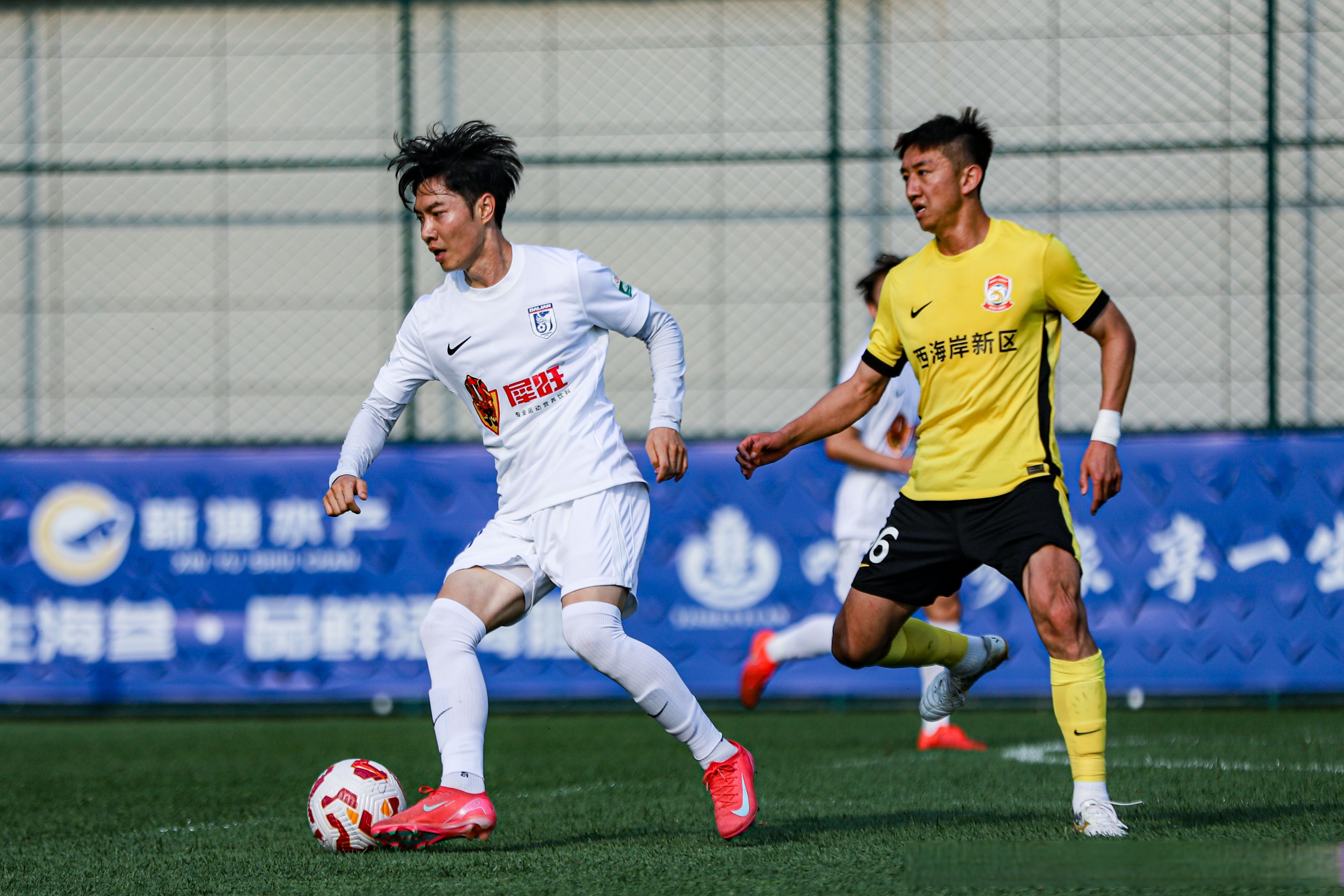 包含英超新生代球星齐聚热身赛，挑战老牌劲旅的词条